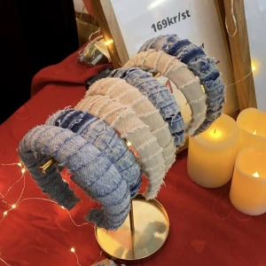 Jeans diadem  - Kollar intresset på mitt as snygga och unika gråa jeans diadem!!🐘🐘köpt från @refaireuf på instagram! Aldrig använt. Kolla jättegärna mina andra annonser!!🤩