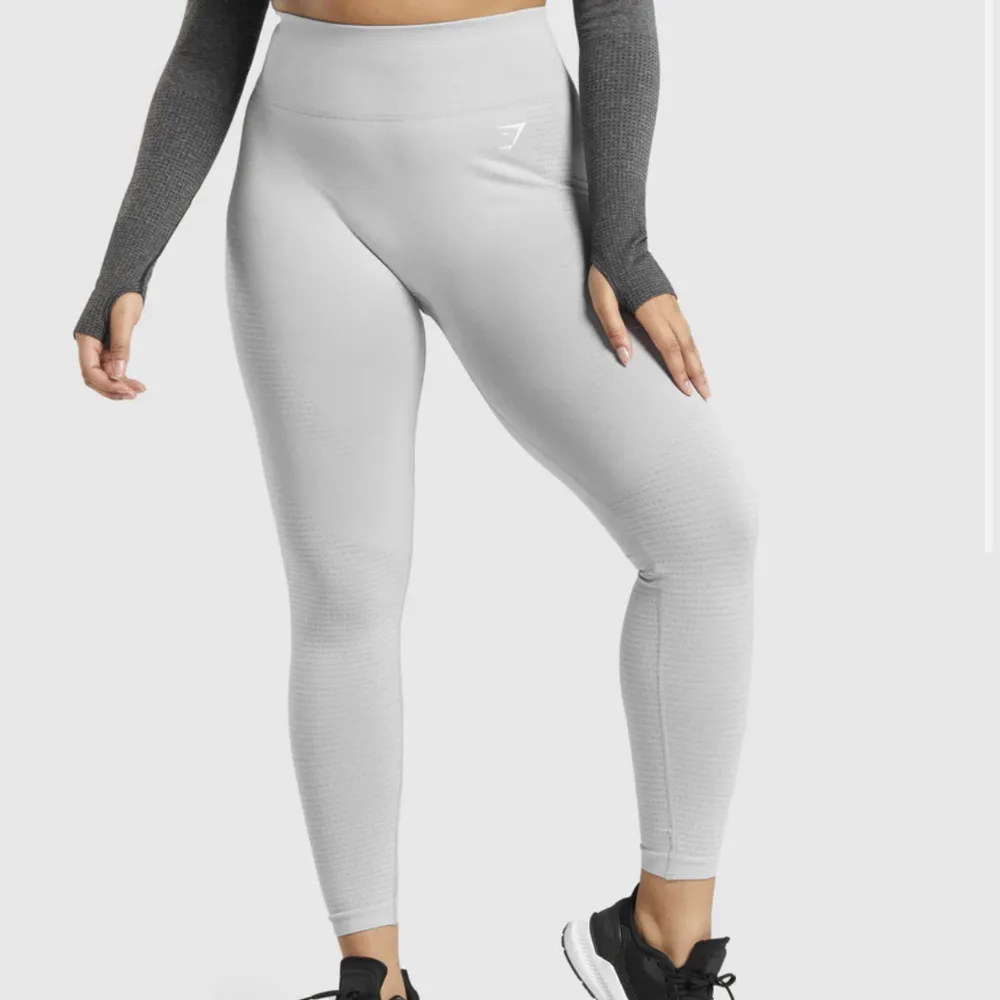 Tränings tights från gymshark som är använda ett fåtal gånger. Modellen heter vital seamless leggings och är i en ljus grå färg. ( nypris 499kr ). Jeans & Byxor.