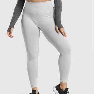 Tränings tights från gymshark som är använda ett fåtal gånger. Modellen heter vital seamless leggings och är i en ljus grå färg. ( nypris 499kr )