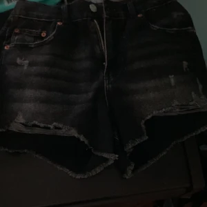 Zara shorts - Säljer mina assnygga shorts som jag köpte förra året, tyvärr är de för stora för mig och därför aldrig använda. De är i nyskick därav priset.Fri frakt💗