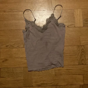 tröja med linjedetalj  - tröja med linjedetalj från AMISU storlek XS grå/lila/beige