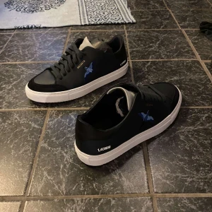 Axel arigato - Axel arigato! Helt oanvända då dem var får små för mig. Du får med låda samt påse😀pris kan diskuteras 