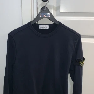 Stone island - Säljer min stone island tröja då den aldrig används längre. Fint skick inte sliten, bara hängt på galgen ett år typ.