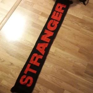Yung Lean Stranger Halsduk - Stranger halsduk köpt via yungleangear år 2017. Bra grej använder inte så dags att sälja.