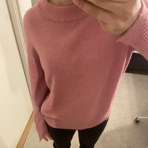 Rosa stickad tröja - En super gullig rosa tröja från h&m, nypris 300kr men säljer för 190💕Säljer då den inte kommer till användning längre, den har även fina ”slitsar” på armen vid händerna men inte stora! Dm för fler bilder och eller frågor❣️Köparen står för frakten!