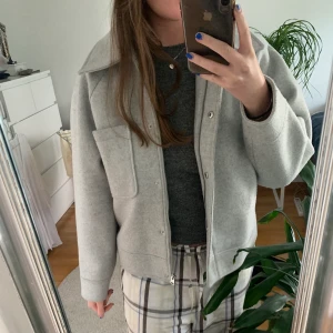 Nakd jacka - Säljer denna populära jacka från nakd då den ej används, jättebra skick endast använd några fåtal gånger 🖤 köpare står för frakt men kan även mötas upp