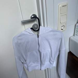 Säljer denna vita croppade zip up hoodie från H&M. Plagget är i okej skick. Priset kan diskuteras, betalas med Swish. Kan skickas men köpare står för frakten 