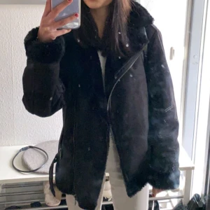 Jacka - Jättefin varm och skön jacka köpt från Sellpy, har själv använt den ett fåtal gånger, så den är i fint skick, den är inte vattentät men klarar ganska mycket🥰är i strl XS men skulle passa S