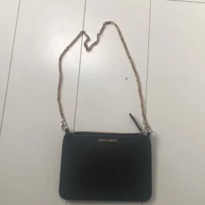 Holly & white väska - En Holly whyte svart väska med guldkedjor 