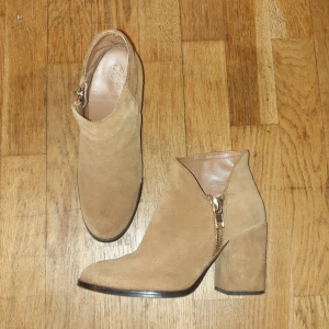 Mocka boots - Sparsamt använda mocka boots från Zara. Köpare står för frakten 🤎