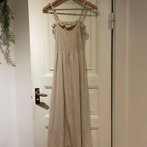 Klänning - Klänning som passar perfekt till sommaren!!☀️🌸🌼Är i bra skick.