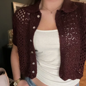 Kofta - Koftan är från Zara i storlek S. Använd ett fåtalgånger. Den är vinröd (sista bilden är mest sann till färgen).