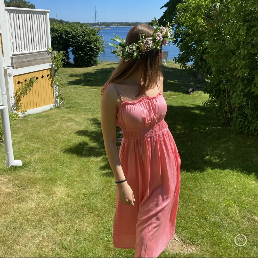 Jättefinklänninh och så somrig!! Bara använd en gång på midsommar! Köpt för 400. Klänningar.