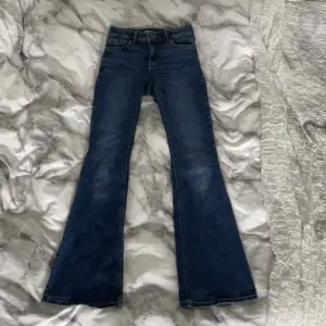 Säljer dessa fina jeans från Lindex❤️ De är mid waisted och bootcut🥰 Slutsåld i nästan alla storlekar. Storlek 164! 🫶🏼