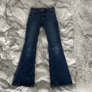 Bootcut jeans - Säljer dessa fina jeans från Lindex❤️ De är mid waisted och bootcut🥰 Slutsåld i nästan alla storlekar. Storlek 164! 🫶🏼