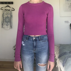 Tröja - Lilarosa tröja från pull&bear i storlek small(passar migsom vanligtvis bär XS & är 165cm lång)! Använd en gång, så den är i nyskick:)  Ps. Säljer även jeansen!