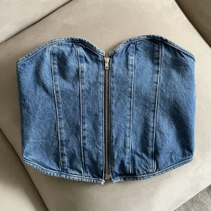 Jeans topp - Super fin jeans topp med dragkedja i mitten som jag tyvärr aldrig fått användning för. 