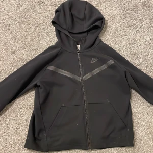Nike tech fleece svart  - Säljer mitt svarta Nike tech set i storlek Medium för barn, använt  en gång och är i väldigt bra skick. Ny priset var 1800kr och köptes på jd.