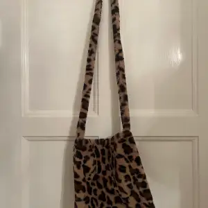 super cute brown cheetah print shoulder bag, good condition 