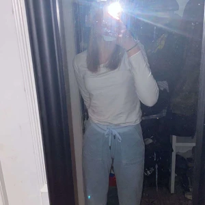 Juicy couture byxor❤️ - Jag säljer mina juicy byxor på grund av att dom är för stora för Mig❤️jag är ca 155-156 cm lång och de är storlek Xs på dom❤️skicka pm gör mer detaljer