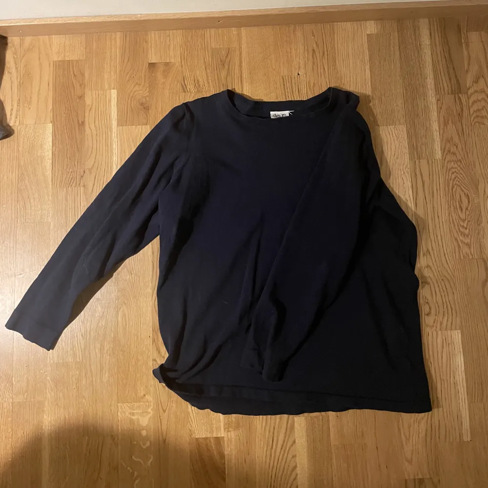 Finstickad mörkblå tröja från Dea i storlek s.. Tröjor & Koftor.