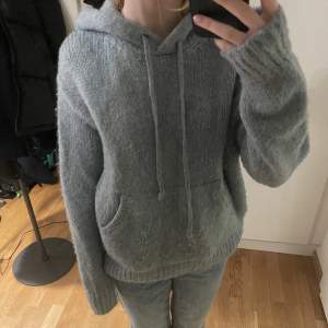 Blå-grå stickad hoodie från Zara i storlek s.