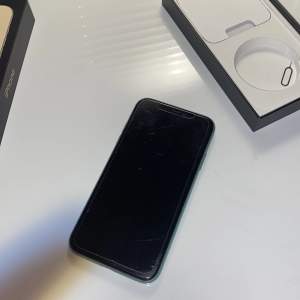 Ljusblå Iphone 11. sprucken på baksida men fungerar som den ska. Framsidan är som ny, den har även ett skydd på. Kamera både fram och bak funkar som de ska. Nypris 6000 kr. Pris kan diskuteras. köparen står för frakt 🙂