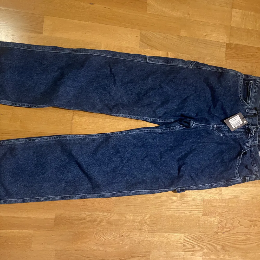 Säljer mina snygga Sweet Worker jeans! Prislappen sitter kvar, enbart testade, 10/10 skick.  Mörkblå färg, Straight/Baggy Passform och en snygg workwear-stil. Storlek S, Sitter perfekt på mig (180cm). Jeans & Byxor.