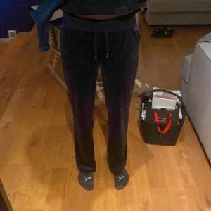 Dessa byxor köpte cirka ett år sen men är knappt använda💋 Mörkblå