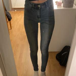 Blå skinny jeans i storlek Xs, bra skick och aldrig använda i min ägo 