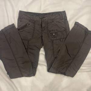 Ett par fina cargo pants från edc by esprit.   Om ni vill köpa skriv till mig så sätter jag på köp nu 💕