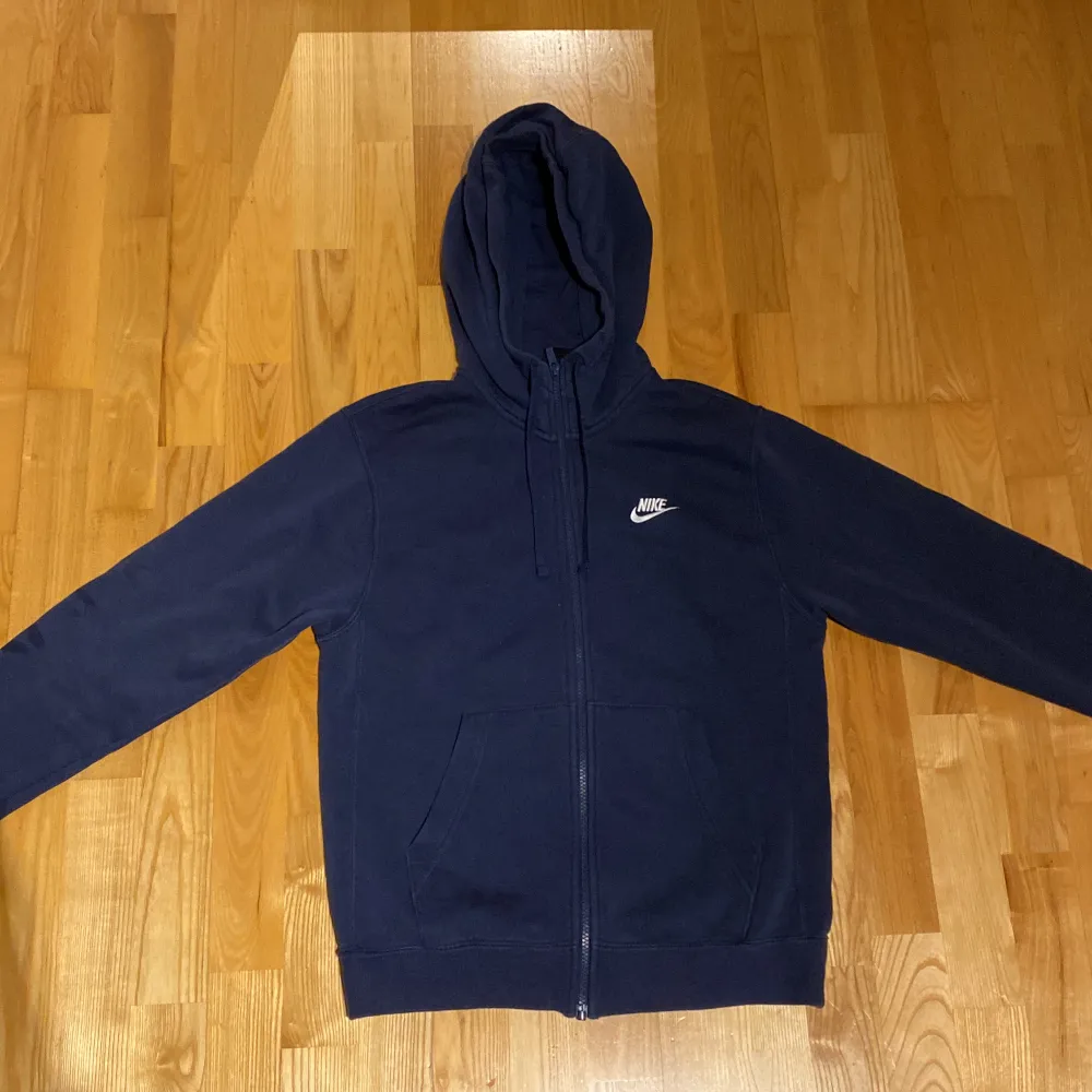 Säljer en navy zip hoodie från Nike, storlek xs. Den är i väldigt bra skick. Skicka dm för frågor eller fler bilder. Köparen står såklart för frakten.. Hoodies.