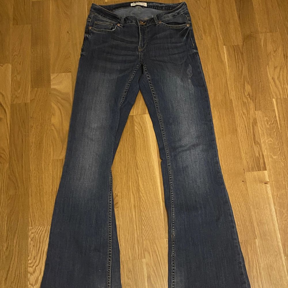 Jätte fina jeans, använda få gånger. Säljer då de inte kommer till användning längre!  Midjemått: 70cm Innerbenslängd: 78cm. Jeans & Byxor.