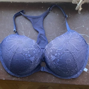 Victorias secret BH - Storlek 75E. Använd Max 3 gånger, Superfin så hoppas den kommer till användning hos någon annan då den var rätt dyr. Knäpps fram mellan kuporna och har en ”boxer”-rygg. 