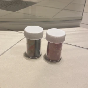 Marmor papper - 3 olika färger av marmor papper för att ha på bygga naglar. Ena pappret är rosa och det andra är lite blandade färger och det sista är blått. Aldig använt.  