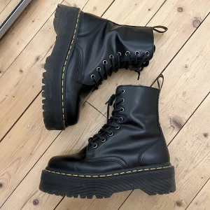 Dr Martens Jadon Black - Säljer mina dr martens då det tyvärr inte används så mycket som de borde! Använt max 10 gånger under de 2 år jag ägt dom. Har lite skav längst fram på skon, se bild. Köptes i London för 2500kr på Dr Martens butik. Skriv vid intresse & pris kan diskuteras!