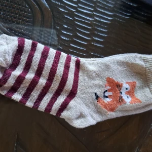 Räv strumpor 🌞 - Hej alla glada ☺️ Här har jag ett par fina Beige Räv strumpor, använda en gång 🌞 Pris 5 kr plus frakt 16 kr 🌞 Swish finns 🌞 vid frågor kontakta mig 🌞 Anki 