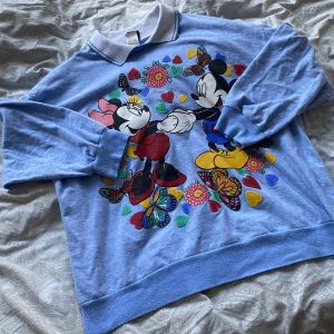 Musse pigg och mimmi tröja  - Väldigt fin Musse och mimmi tröja med en väldigt najs krage 