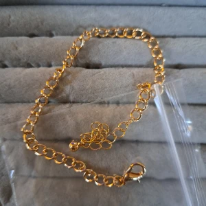 Guldpläterat armband 🌞 - Hej alla glada ☺️ Här har jag ett jättefint armband, Äkta Guldpläterat, Aldrig använd 🌞 Helt Ny🌞 Pris 15 kr plus frakt 16 kr 🌞 Swish finns 🌞 vid frågor kontakta mig 🌞 Anki 