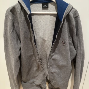 Paul Smith Hoodie - Tja, säljer denna PS zippen då den inte används längre. Fel fri och i bra skick. Storlek XL men passar L. Köpte för 1999kr