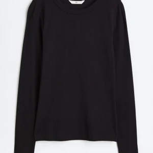 Långärmad T-shirt - Superfin långärmad tröja som endast är använd en eller två gånger, hör av er vid frågor❤️