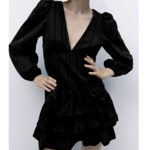 Klänning med volanger från zara - Supersnygg helt ny klänning från zara. Helt slutsåld på hemsidan i alla storlekar. Nypris är 500kr