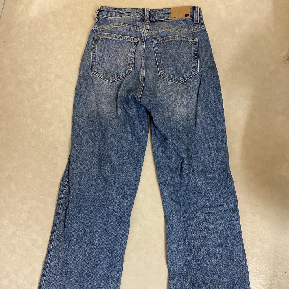 Högmidjade jeans med hål från lager 157, jag är ca 180 cm för referens💙. Jeans & Byxor.