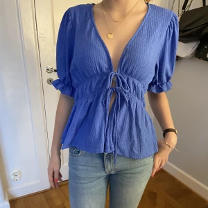 Blå blus - Fin blus ifrån Gina som Köptes i januari! Väldigt fin till sommaren!