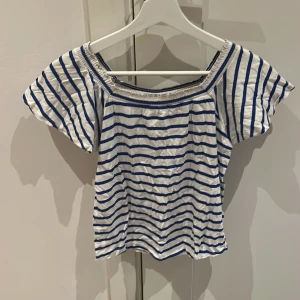 Jättesöt sommartopp  - Söt sommartopp, blåa ränder och off shoulder, mycket bra skick