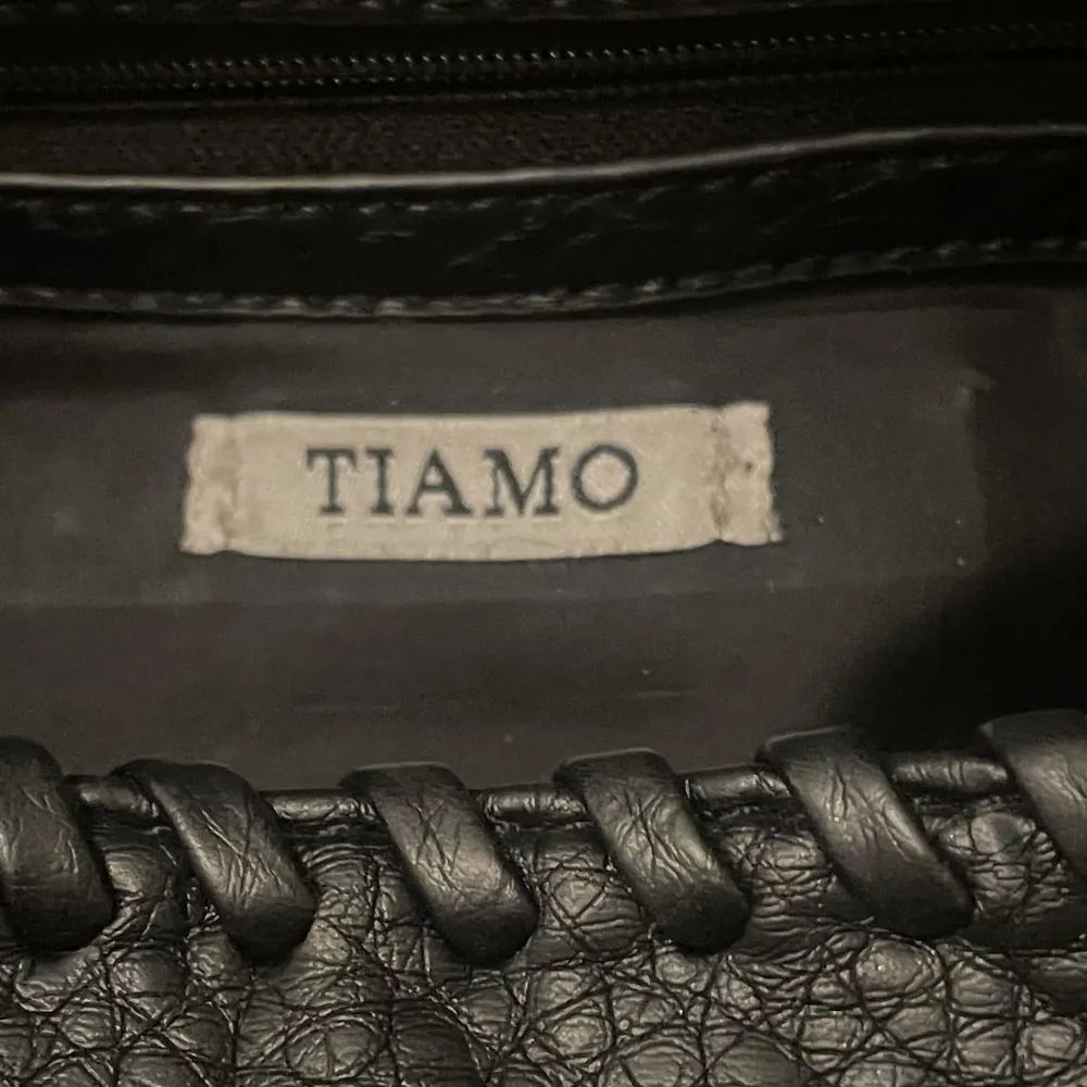En fin Tiamo väska medium storlek  Säljer den då ja inte använder den längre. . Väskor.