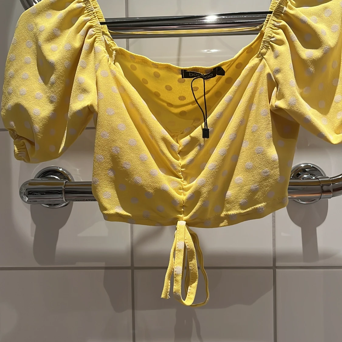 Ljusgul prickig croptop med puffärm och knyt - 91