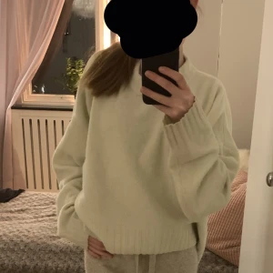 Stickad tröja - Superfina och mysig stickad tröja från hm. Knappt använd och i fint skick! Meddela gärna om du har några frågor🙌💕