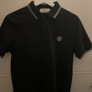 Stone Island Piké  - Inköpt på Stone Island i Stockholm. Påse, tags och kvitto finns. Använd sparsamt 9/10 skick.