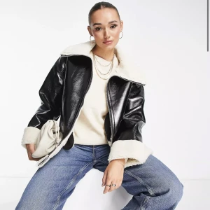 ASOS DESIGN – Svart högglansig jacka med teddytyg - 🖤 Snygg oversize jacka med teddytyg. Helt ny, helt oanvänd, endast provad. Nypris 809:-. Säljer för 600:- 🖤